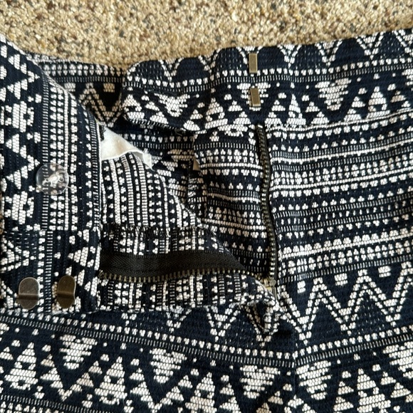 Loft Navy and White Aztec Print Shorts Size 6 - Picture 3 of 6
